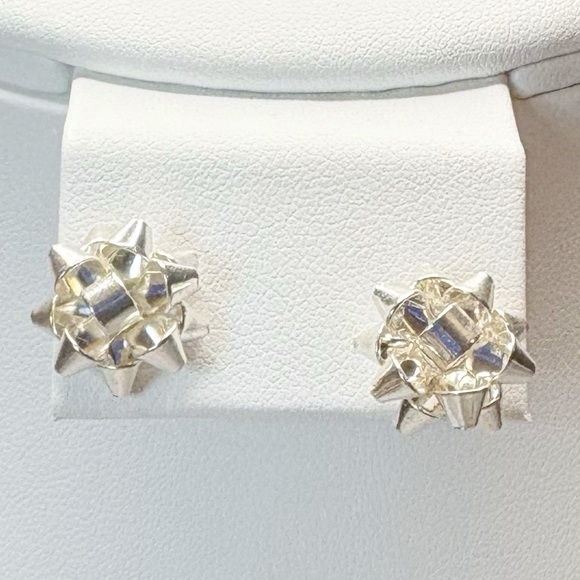 NIB Silver Bow Necklace & Earring Set – Limited Edition Avon - Picture 4 of 8